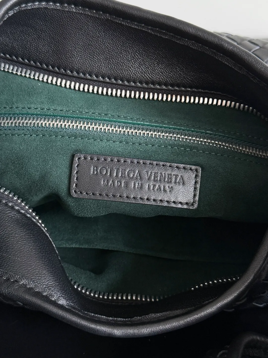 Batch 2480 BOTTEGA VENETA 2025 new men's medium Veneto crossbody bag is made of lambskin, elegantly extends to the strap, fits perfectly on the upper body, and the light and neat shape is suitable for all your choices for business, travel or daily life. Top zipper, interior two compartments, extra-large capacity. The classic Veneta shape has been redesigned and turned into a bag that can be worn cross-body, simple yet stylish. Although it is designed as a men’s bag, it is also very suitable for girls to carry! The back is so handsome🕶! More aura ~ The shoulder straps are reasonably designed, making it comfortable and stylish to carry cross-body. The bag has a practical capacity and can easily fit your daily needs~ Whether it is paired with casual wear for going out on the street or with formal wear for commuting, put it on and your fashion sense will rise in a straight line📈! Style number: 826877 Size: 38*24*2cm